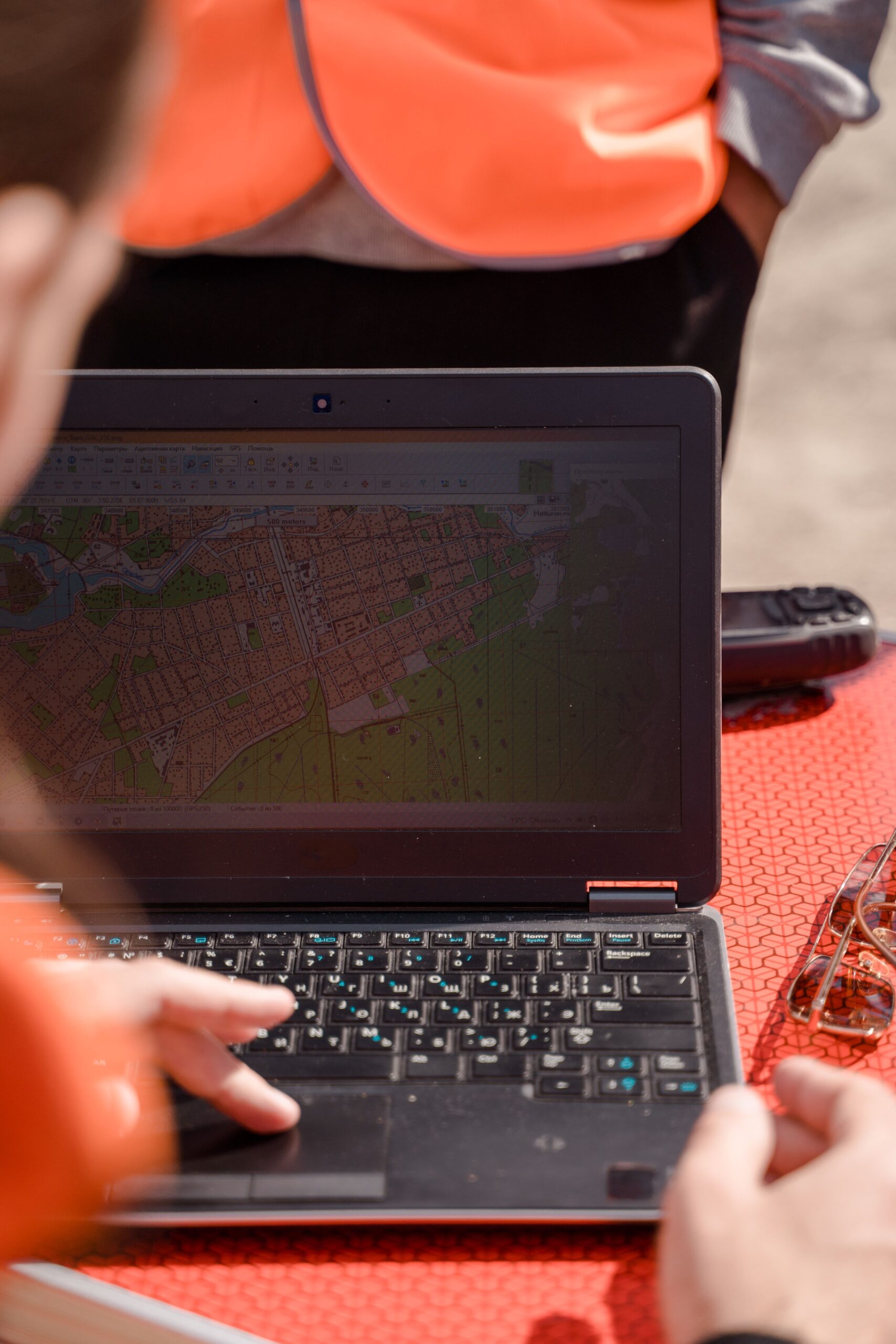 Τεχνικός χρησιμοποιεί laptop για χαρτογράφηση και σχεδιασμό πτήσης drone