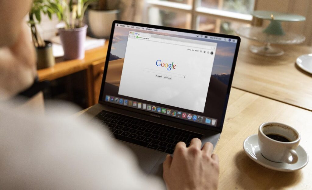 Laptop με Google αναζήτηση για ψηφιακό μάρκετινγκ