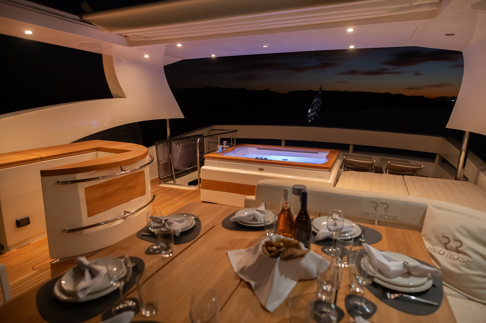 Yacht σε επαγγελματική παρουσίαση – Likemedia 30