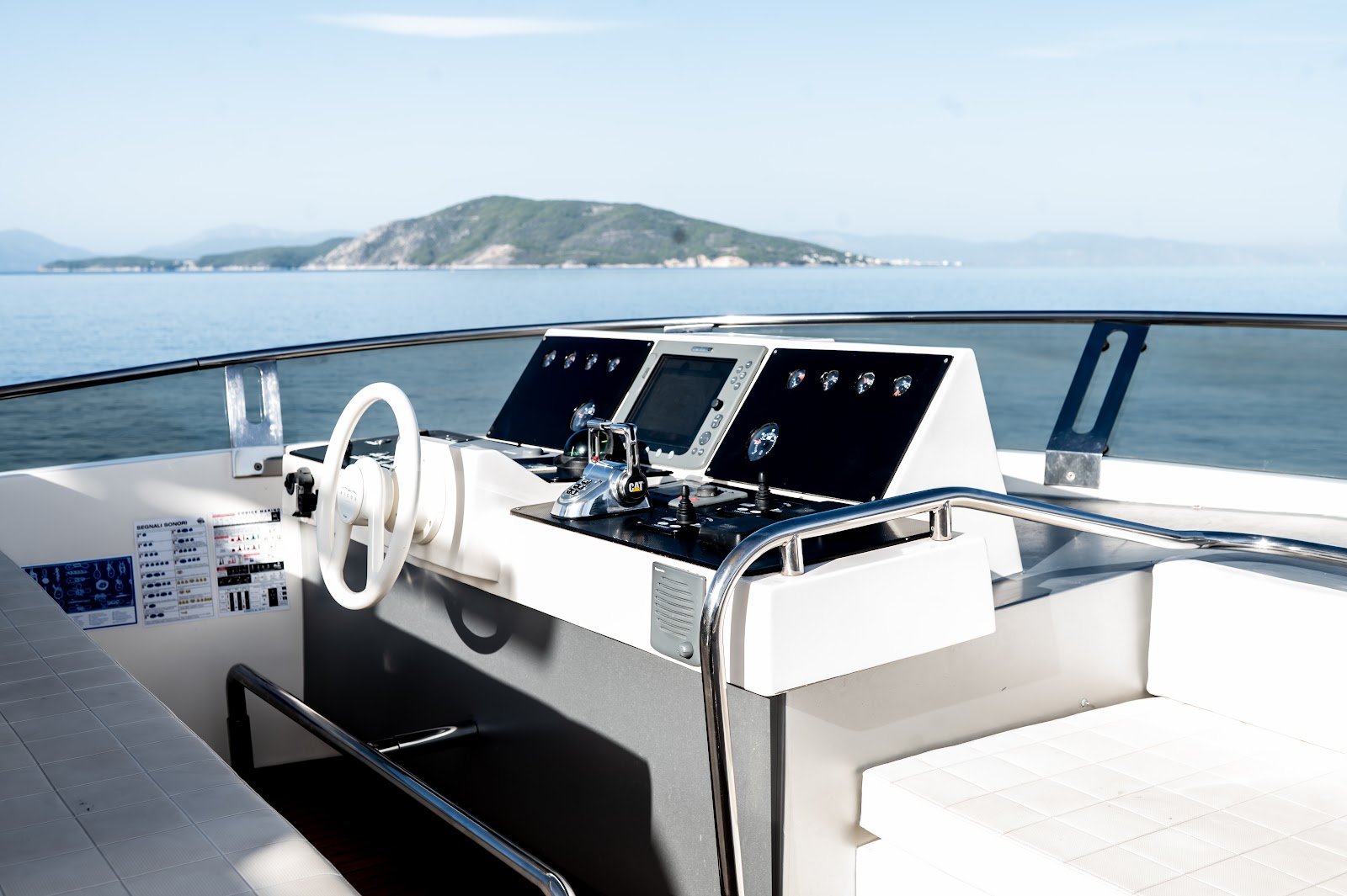 Luxury yacht σε προβολή – Likemedia 52