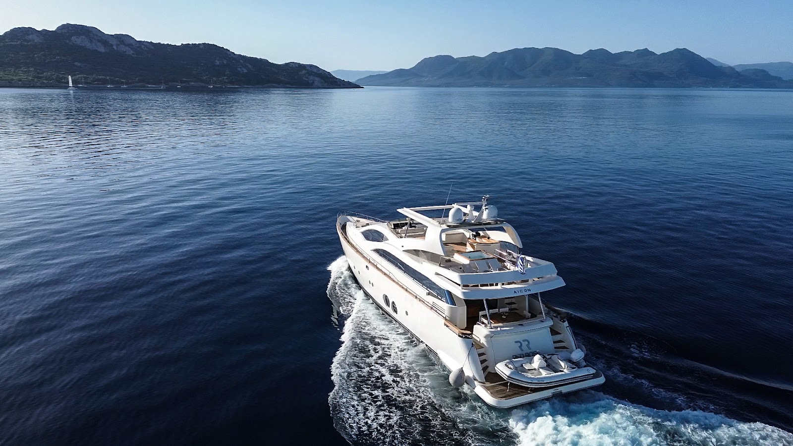Luxury yacht σε προβολή – Likemedia 60